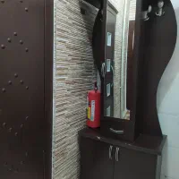 جا کفشی و رخت آویز پشت در بسیار جادار