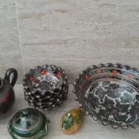 سفالی  هفت پارچه قدیمی خیلی خاص همراه قندان وقوری|کلکسیون اشیاء عتیقه|قم, باجک دو|دیوار