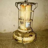 یک عدد چراغ قدیمی کم مصرف