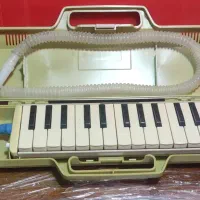 ملودیکا و میکروفون و جفت ریل صوتی