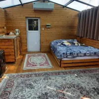 کلبه چوبی با سقف شیشه ای