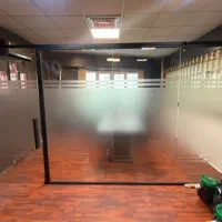 پارتیشن شیشه ای با کلاف ترک با درب و دستگیره کامل