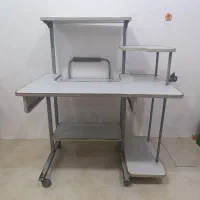 میز تحریر و کامپیوتر