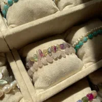 ۶۰ عدد دستبند دستساز (متریال سنگ طبیعی اصل)