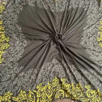 تعدادی شال روسری و مقنعه و دستمال سر خیلی نو