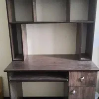 میز تحریر و کتابخانه