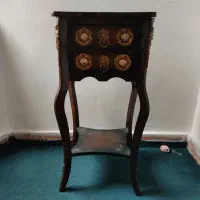 میز اباژور ،تلفن ، کنار سالنی