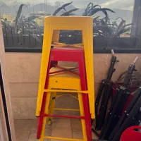 صندلی فلزی زرد و‌قرمز