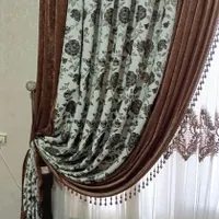 کنار پرده ای زیبا