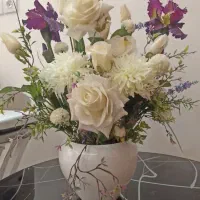 دوتا گلدان گل مصنوعی بهمراه یک گلدان تزیینی نوی نو
