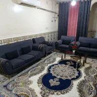 مبل خوش رنگ و شیک همراه با میز عسلی