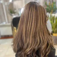 شاگرد آرایشگاه زنانه