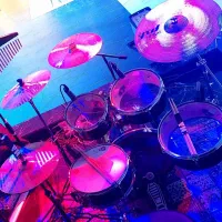 تراول درامز|درام و پرکاشن|هشتگرد, هیو|دیوار