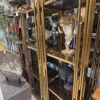 استند کنار سالنی فلزی گنجه