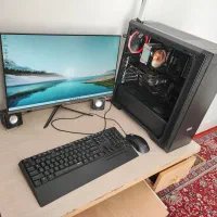 کامپیوتر همراه با مانیتور و ماوس و کیبورد و اسپیکر