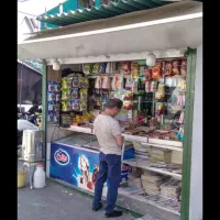 دکه تنقلات وسیگار و مطبوعات