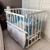 تخت و گهواره کودک کنار مادر