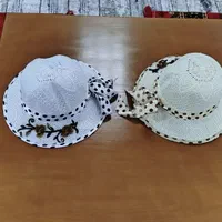 کلاه زنانه و بادبزن