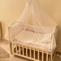 تخت کنار مادر