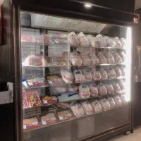 کارگر ساده در مرغ فروشی