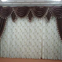 پرده کرم رنگ با یال قهوه ای