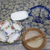 تعدادی ظرف پذیرایی