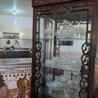 ویترین چوبی سالم و تمیز