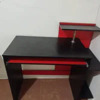 میز تحریر و کامپیوتر