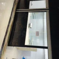 ۲دهن مغازه ویترین خورده