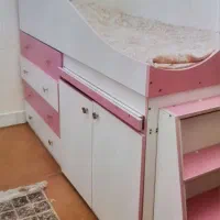 تخت و کمد و کشوهای بزرگ و میز تحریر