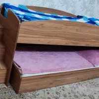تخت دونفره و کمد لباس و ویترین و دو عدد تشک