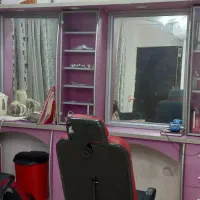 ویترین آرایشگاه صندلی آرایش میز آینه