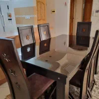 میز غذا خوردی شش نفره چوبی.