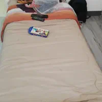 تخت و تشک و روتختی و کتابخونه