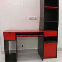 «میز کامپیوتر همراه با کتابخانه»