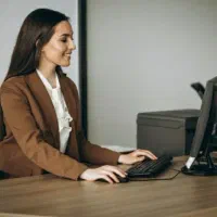 استخدام خانوم ( کارمند )