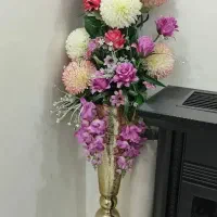 گلدان طلایی با گل‌های مصنوعی