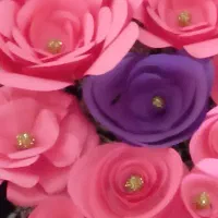 تعدادی گل‌های کاغذی جهت دکور تولد یا ویترین