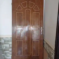 درب چوبی با قفل کاملا سالم