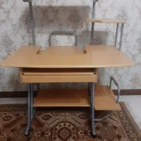 میز تحریر وکامپیوتر