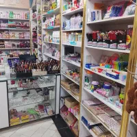 ویترین و قفسه لوازم آرایشی و مقداری لوازم آرایش