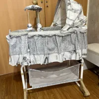 تخت و گهواره کنار مادر ملورین