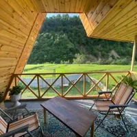 کلبه چوبی تراس دار در جاده اسالم لب رودخانه دربستی|اجارهٔ کوتاه‌مدت ویلا و باغ|اسالم, |دیوار