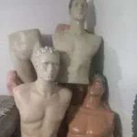 تعدادی مانکن و چوپ لباسی مشکی