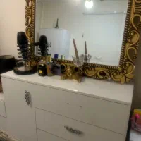 میز آرایش سفید با اینه طلایی