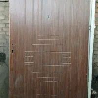 در با چهارچوب آهنی