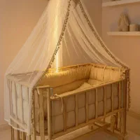 گهواره چوبی کنار تخت مادر