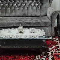 یک دست مبل راحتی با میز + روکش مبل سلطنتی