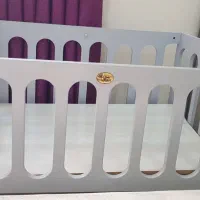 تخت کنار مادر