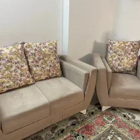 مبل راحتی ۵ نفره با بالشتک های دو رو کاملا سالم.|مبلمان خانگی و میز عسلی|مشهد, شهید فرامرز عباسی|دیوار